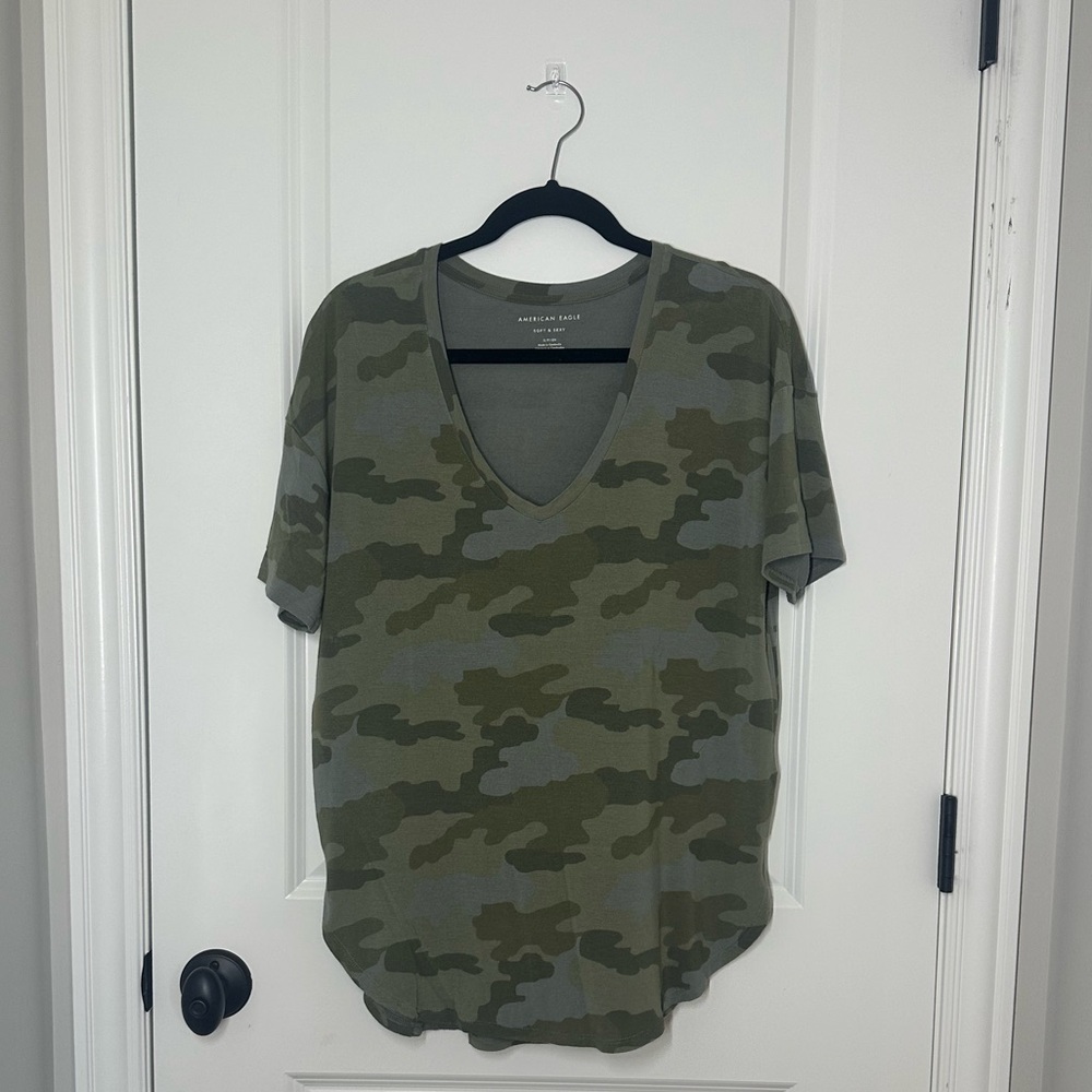 American Eagle | Soft & Sexy Camo V-Neck Tee | Size M